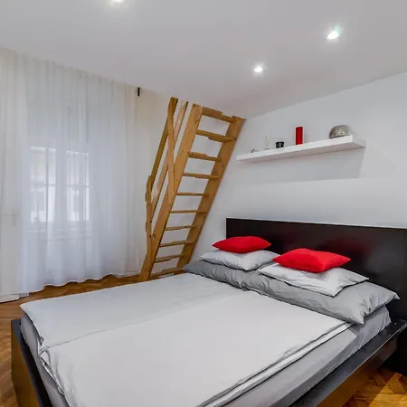 Nuka With Ac Daire Budapeşte